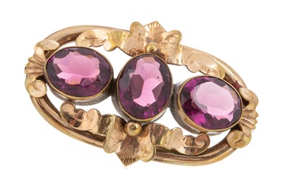 Lot 448 - AMETHYST BROOCH