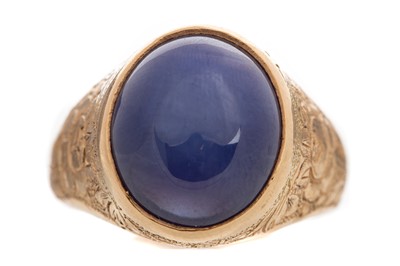 Lot 451 - GENTLEMAN'S STAR SAPPHIRE RING