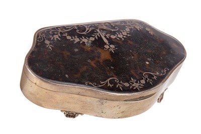 Lot 86 - GEORGE V SILVER AND TORTOISESHELL TRINKET BOX