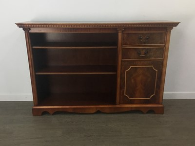 Lot 86 - A REPRODUCTION MAHOGANY SIDEBOARD