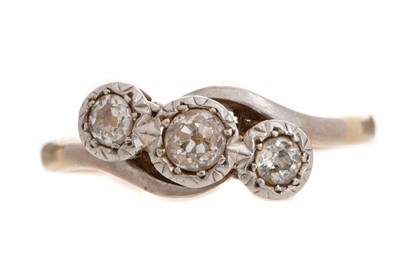 Lot 490 - DIAMOND THREE STONE RING