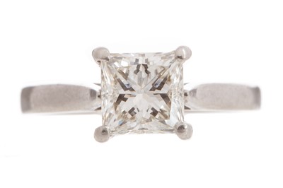 Lot 495 - DIAMOND SOLITAIRE RING
