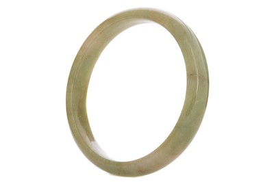 Lot 498 - GREEN HARDSTONE BANGLE