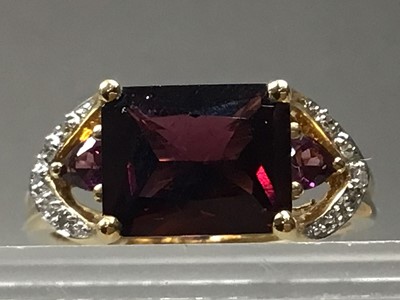 Lot 265 - GEM SET AND DIAMOND RING