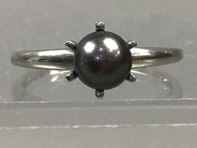 Lot 277 - PEARL RING