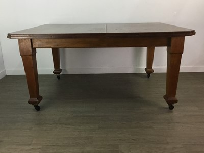 Lot 97 - AN OAK EXTENDING DINING TABLE