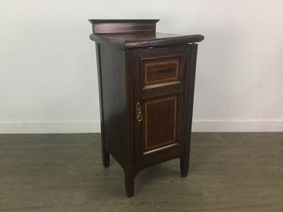 Lot 110 - AN EDWARDIAN MAHOGANY SHERATON REVIVAL BEDSIDE CABINET