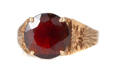 Lot 655 - GARNET RING