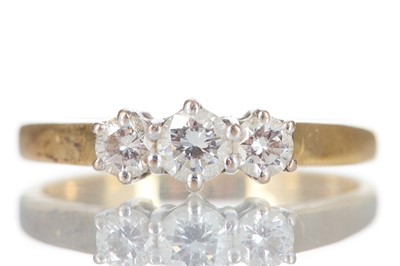 Lot 656 - DIAMOND THREE STONE RING