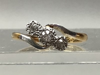 Lot 165 - DIAMOND THREE STONE RING