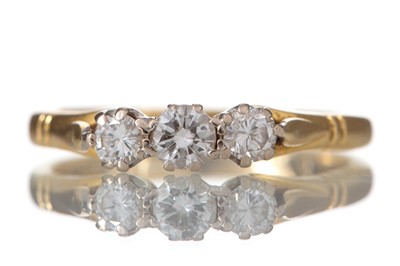 Lot 662 - DIAMOND THREE STONE RING