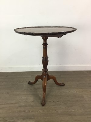 Lot 376 - A MAHOGANY TILT TOP TEA TABLE