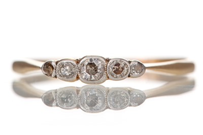 Lot 675 - DIAMOND RING