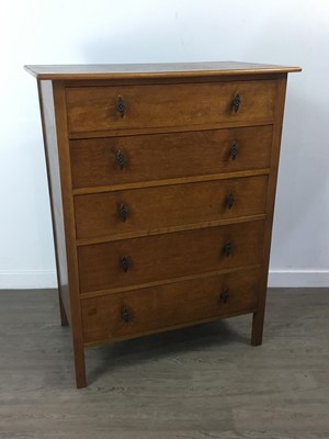 Lot 390 - AN EARLY 20TH CENTURY OAK CHEST OF FIVE DRAWERS