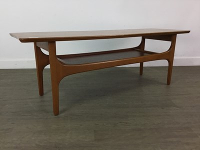 Lot 409 - A MID CENTURY TEAK COFFEE TABLE