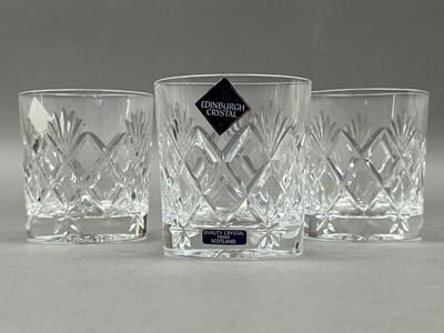 Lot 485 - A SET OF FOUR EDINBURGH CRYSTAL WHISKY GLASSES AND A BOWL