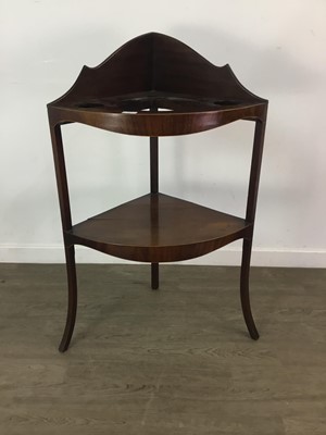 Lot 447 - A REGENCY MAHOGANY CORNER WASHSTAND