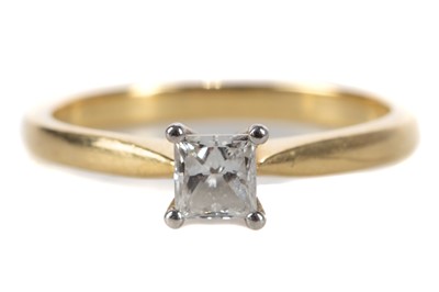 Lot 679 - DIAMOND SOLITAIRE RING