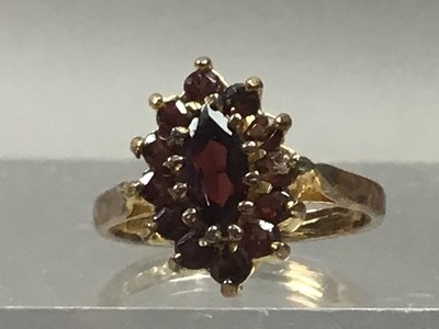 Lot 35 - GOLD GEM SET RING