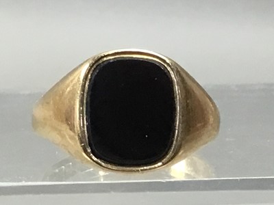 Lot 110 - GENT'S SIGNET RING