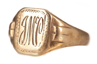 Lot 690 - GOLD SIGNET RING