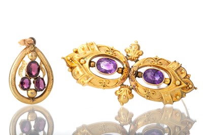 Lot 708 - AMETHYST BROOCH