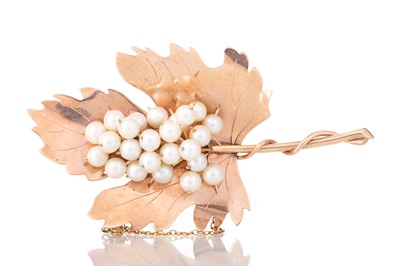 Lot 709 - FAUX PEARL LEAF BROOCH