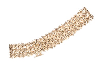 Lot 710 - GOLD 'X' LINK BRACELET