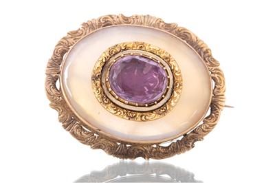 Lot 1322 - AMETHYST AND CHALCEDONY BROOCH