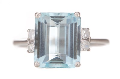 Lot 770 - AQUAMARINE AND DIAMOND RING