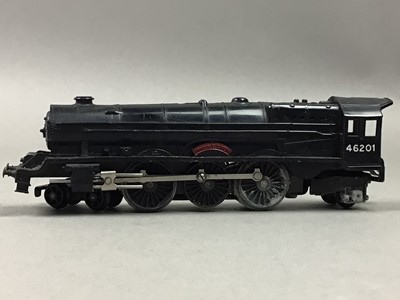 Lot 333 - HORNBY TRIANG 00 GUAGE TRAIN SET