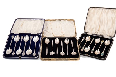 Lot 112 - SET OF GEORGE V SILVER TEASPOONS