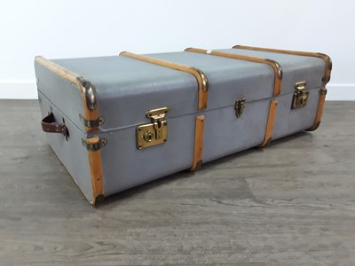 Lot 442 - A VINTAGE TRAVELLING STEAMER TRUNK