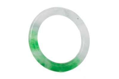 Lot 1132 - CHINESE JADE BANGLE