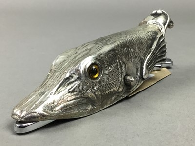 Lot 566 - FISHHEAD PAPER CLIP/DESK TIDY