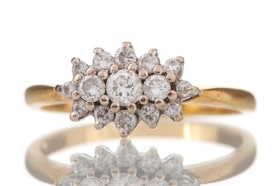 Lot 421 - DIAMOND CLUSTER RING