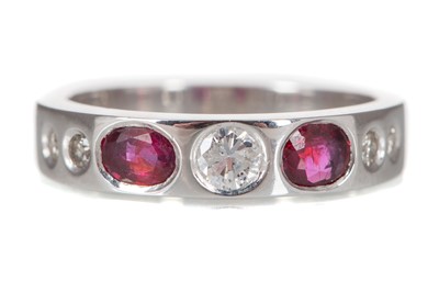 Lot 825 - RUBY AND DIAMOND RING