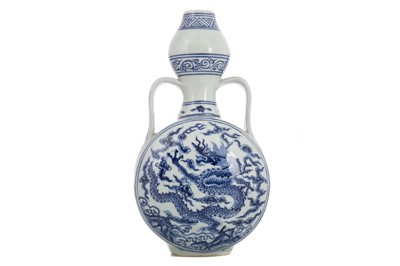 Lot 1157 - CHINESE TWIN HANDLED BLUE AND WHITE MOON FLASK