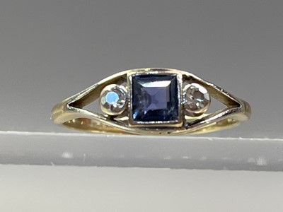 Lot 164 - SAPPHIRE AND DIAMOND RING