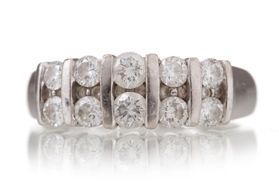 Lot 441 - DIAMOND RING