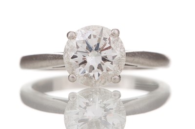 Lot 595 - DIAMOND SOLITAIRE RING