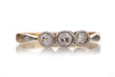 Lot 610 - DIAMOND THREE STONE RING