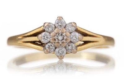 Lot 453 - DIAMOND FLOWER CLUSTER RING