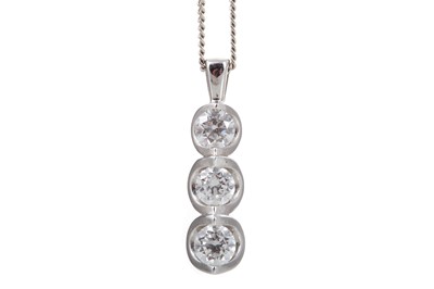 Lot 461 - DIAMOND THREE STONE PENDANT