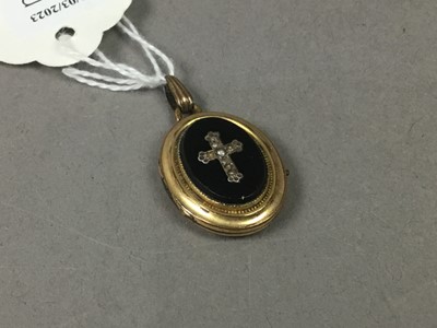 Lot 220 - VICTORIAN LOCKET