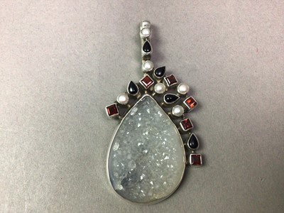 Lot 231 - QUARTZ AND GEM SET PENDANT