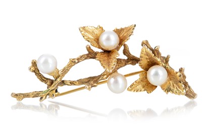 Lot 471 - FLORAL SPRAY BROOCH