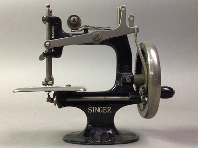 Lot 521 - SINGER MODEL 20 MINIATURE SEWING MACHINE