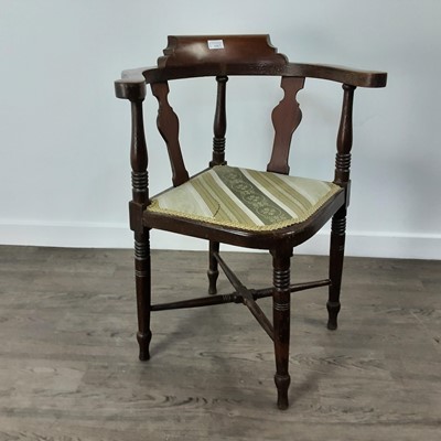 Lot 538 - CORNER CHAIR