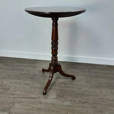 Lot 575 - MAHOGANY CIRCULAR OCCASIONAL TABLE